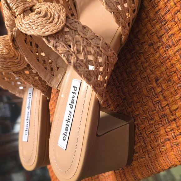 CHARLES DAVID BRAND WOMEN'S TAN SLIP-ON SUMMER SANDALS SIZE 8.5 - Picture 13 of 16